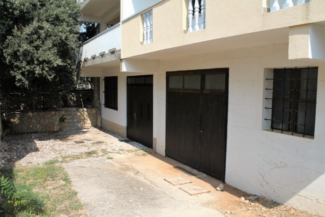 Hof mit Garage