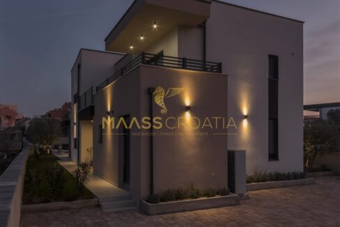 villa-m-premantura-entrance-night2 – kopija