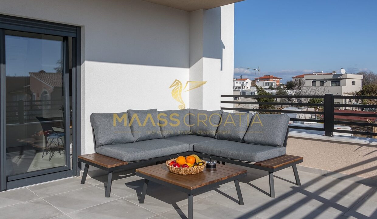 villa-m-premantura-honeycomb-balcony2