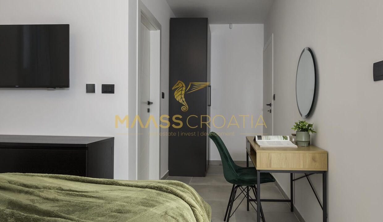 villa-m-premantura-botanical-bedroom-entrance