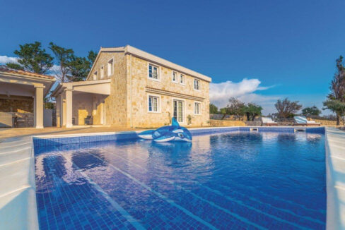 Weißes Steinjuwel in Novalja – Insel Pag