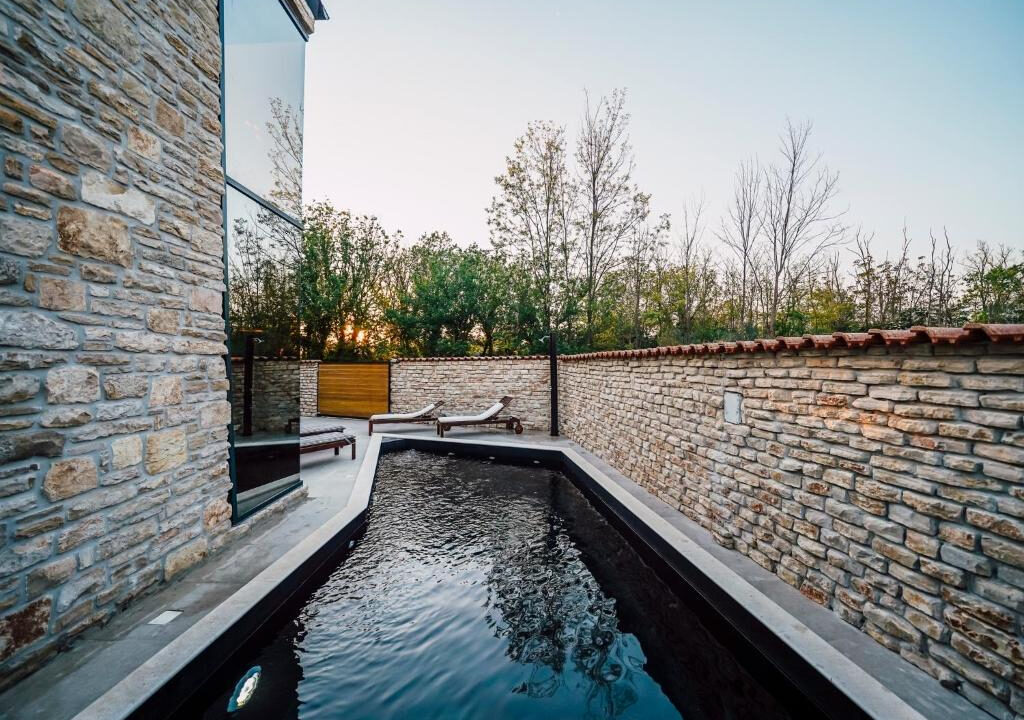 Neue moderne Villa aus Stein in der Region Zadar