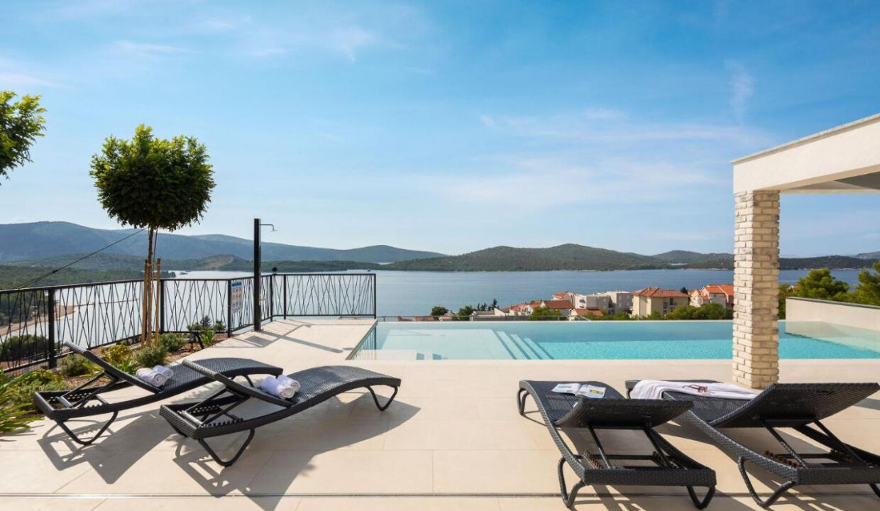 Neue moderne Villa mit Meerblick in der Nähe von Šibenik