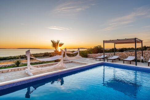 Weißes Steinjuwel in Novalja – Insel Pag