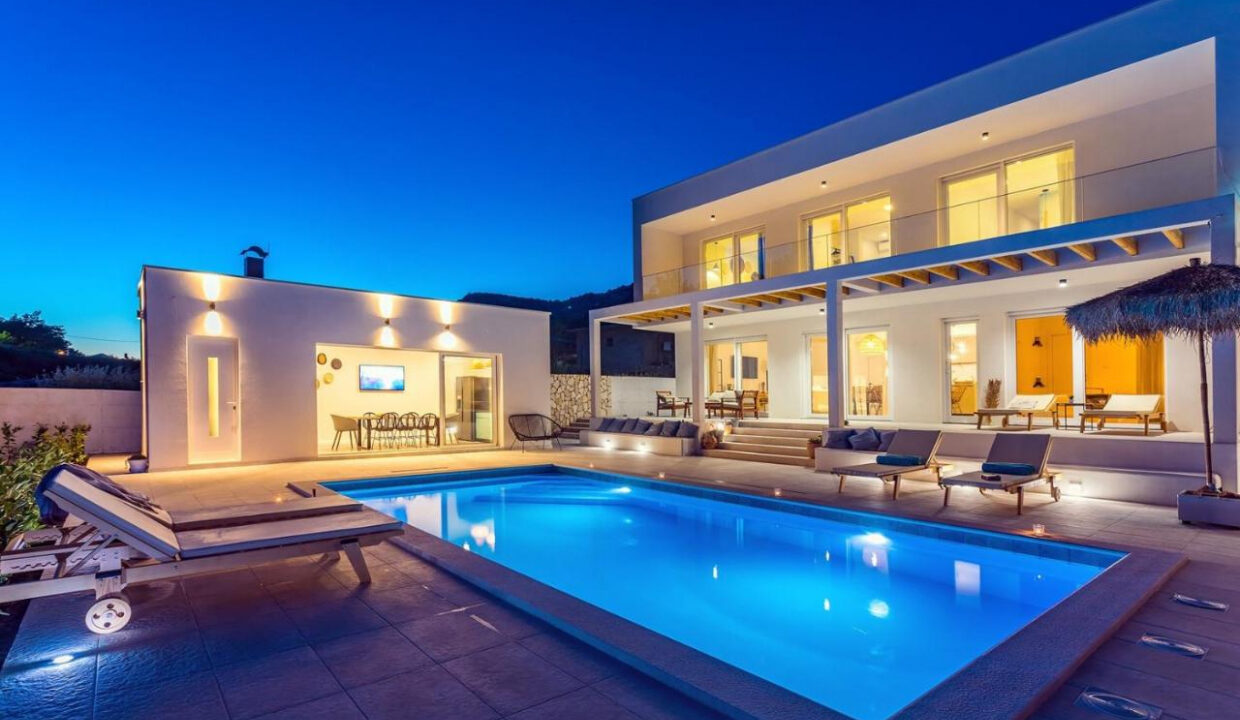 Wunderschöne weiße Villa bei Omis