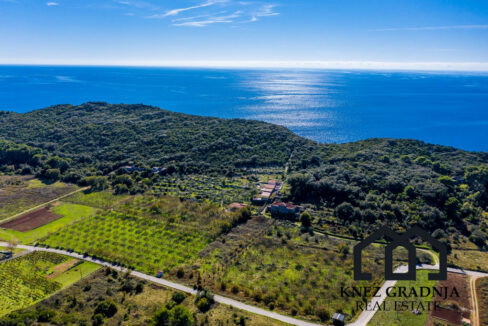 Erstaunliche handgefertigte Steinvilla auf der Insel Sipan