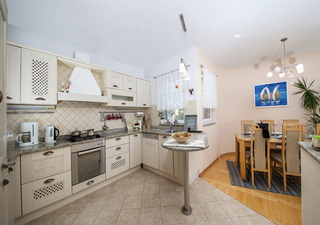 Haus mit Garten und Meerblick in Makarska