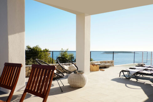 Weißes Haus mit Meerblick auf der Insel Vis