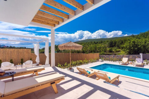 Wunderschöne weiße Villa bei Omis