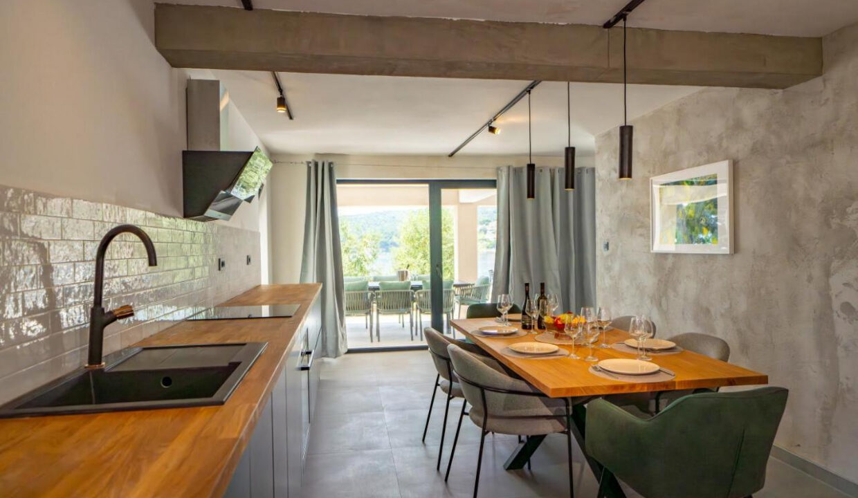 Villa aus Stein direkt am Meer auf der Insel Brac