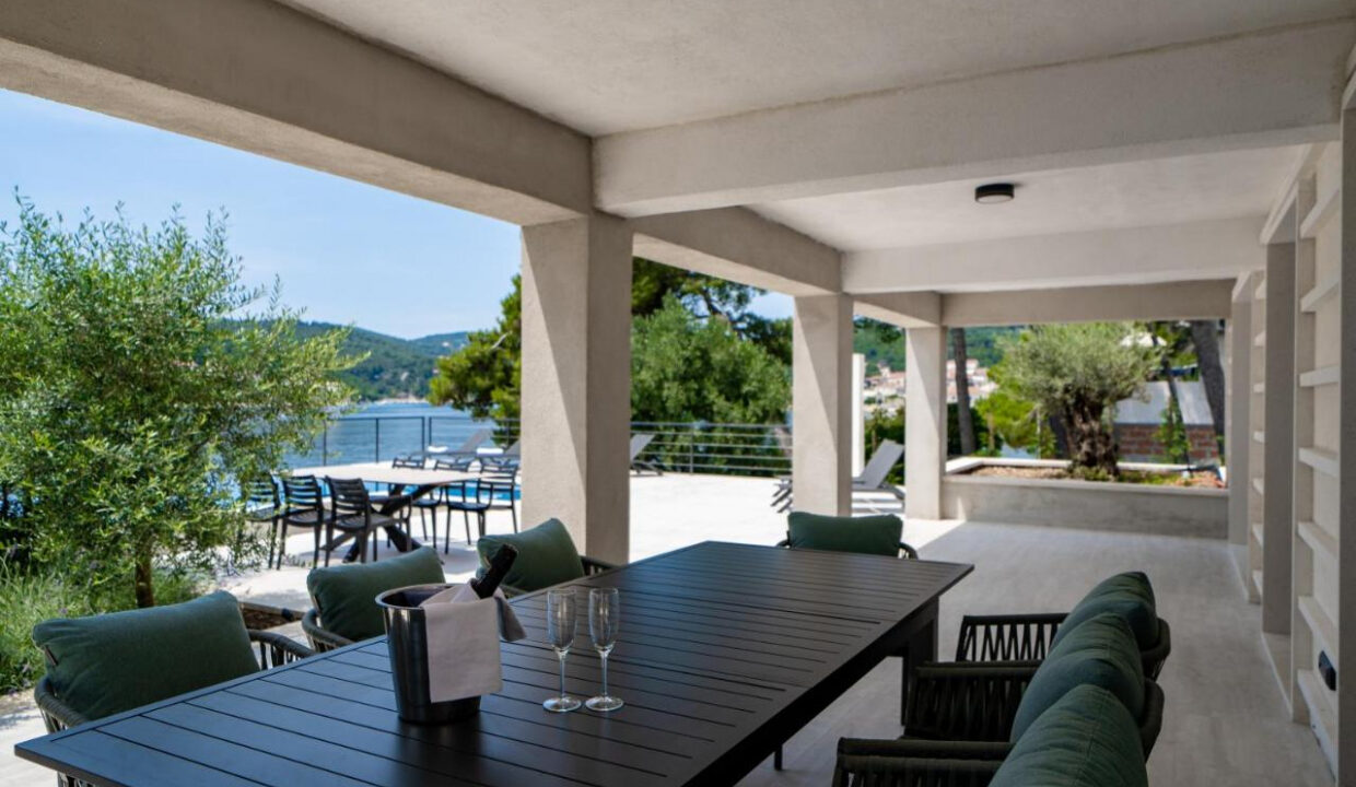 Villa aus Stein direkt am Meer auf der Insel Brac