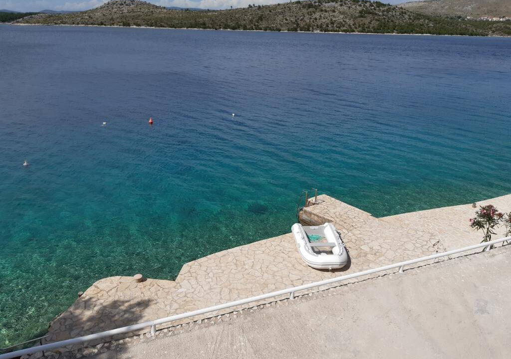 Haus am Meer in der Nähe von Šibenik